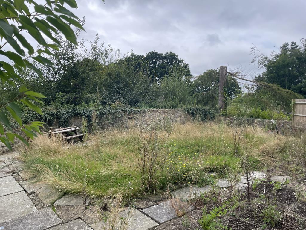 Lot: 127 - EXCELLENT VALUE! DETACHED BUNGALOW IN POPULAR VILLAGE - Rear garden at detached bungalow